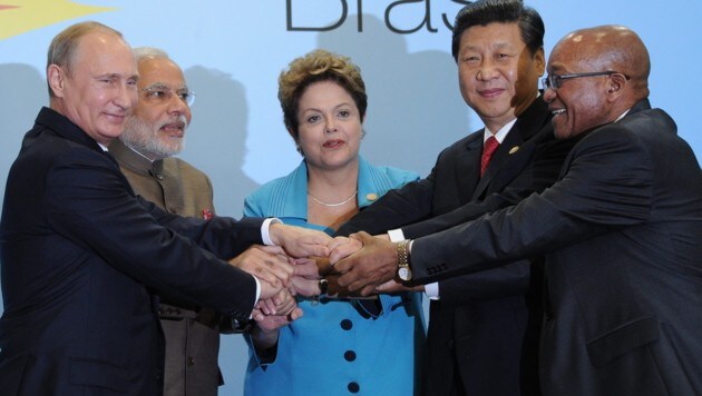 Putin mit den Staatschefs Indiens, Brasiliens, Chinas und Südafrikas (v.l.) (Bild: APA/EPA/MIKHAIL KLIMENTYEV/RIA NOVOSTI/KREMLIN POOL)