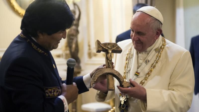 Morales überreichte Franziskus ein Kreuz aus den kommunistischen Symbolen Hammer und Sichel. (Bild: AP)