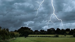 Schwere Gewitter mit größerem Hagel und Sturmböen zu erwarten. (Bild: thinkstockphotos.de)