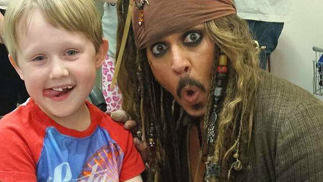 Der Australier Shane Finney twitterte dieses Foto seines Neffen mit "Captain Jack" Johnny Depp. (Bild: twitter.com/_the_finney)