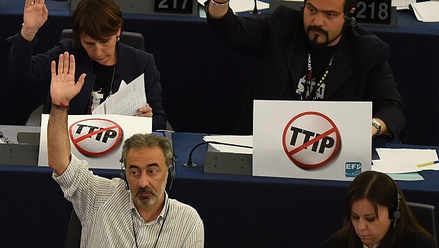 EU-Abgeordnete bei der Abstimmung zur TTIP-Resolution (Bild: APA/EPA/PATRICK SEEGER)