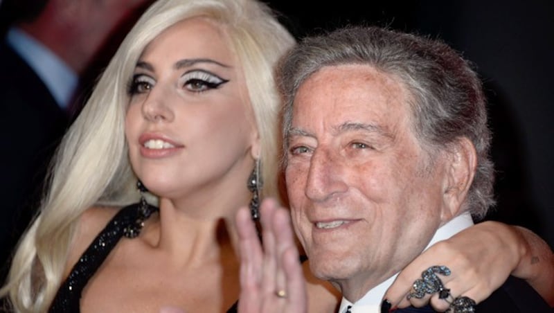 US-Sänger Tony Bennett mit Lady Gaga (Bild: PAUL BUCK/EPA/picturedesk.com)