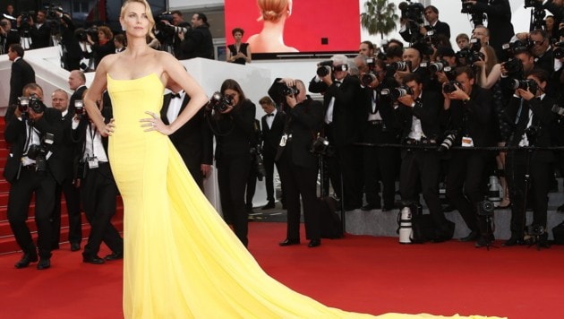 Charlize Theron zeigt, wie's geht: In Cannes strahlte sie in einer leuchtend gelben Robe. (Bild: APA/EPA/IAN LANGSDON)