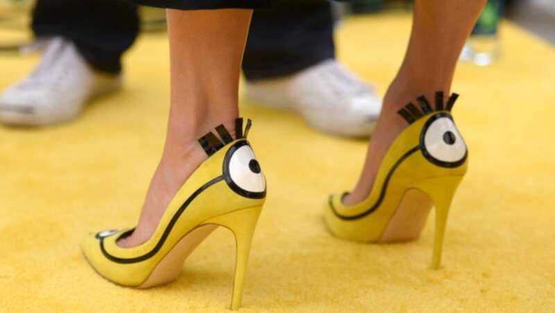 Das "Minions"-Fieber hat Sandra Bullock erwischt. Die gelben High Heels sind ein echter Hingucker. (Bild: Richard Shotwell/Invision/AP)