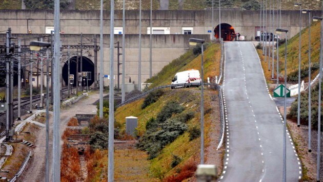 Rund 40 Afrikaner versuchten durch den Eurotunnel von Frankreich nach Großbritannien zu gelangen. (Bild: APA/EPA/MAXPPP/PIERRE LE MASSON)