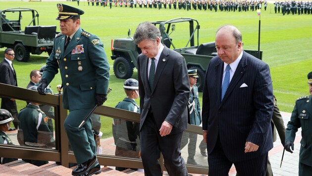 Präsident Santos (Mitte), Verteidigungsminister Luis Villegas (re.) und General Rodriguez (Bild: APA/EPA/Mauricio Dueñas Castañeda)