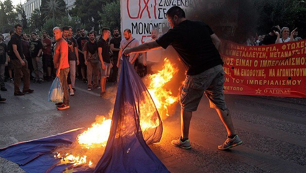 Ein griechischer Demonstrant zeigt, was er von der EU hält. (Bild: APA/EPA/ORESTIS PANAGIOTOU)