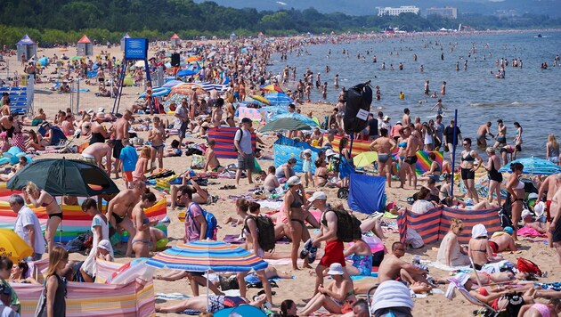 Tausende Menschen am Strand von Gdansk-Brzezno (Bild: APA/EPA/ADAM WARZAWA)