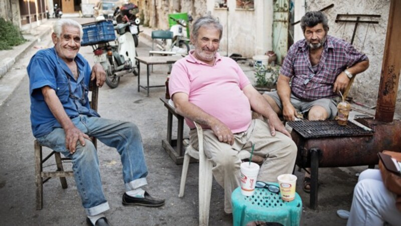 Spyros Magalios mit zwei Freunden beim "Krone"-Besuch in Athen (Bild: Oscar Gregorio Cernuda)