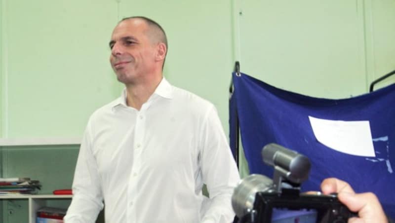 Finanzminister Varoufakis bei der Stimmabgabe (Bild: APA/EPA/ALEX BELTESX)