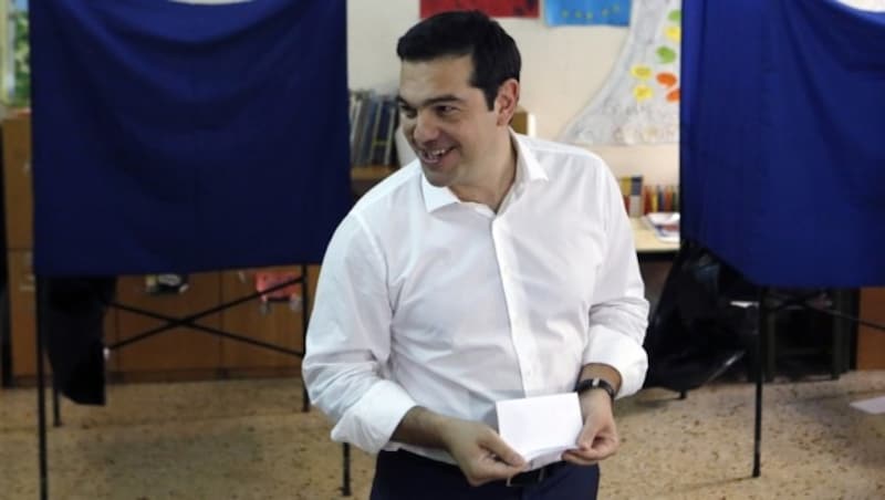 Ministerpräsident Alexis Tsipras bei seiner Stimmabgabe (Bild: AP)