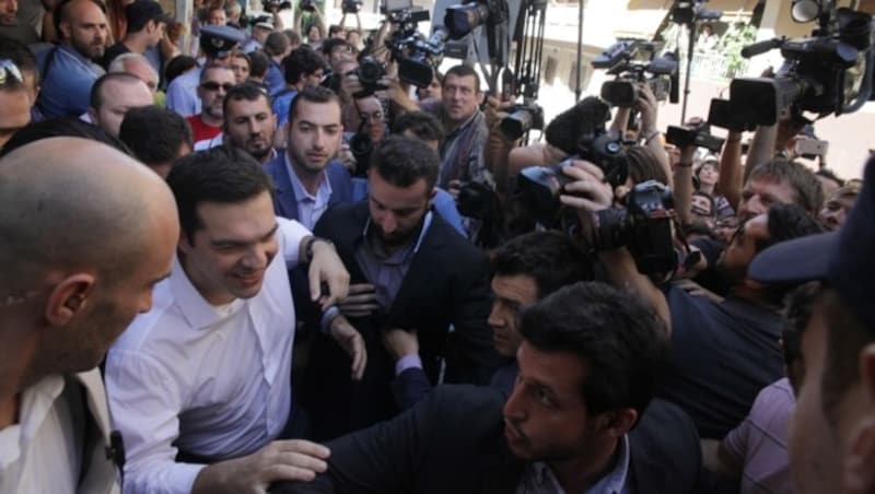 Ansturm der Presse auf Ministerpräsident Alexis Tsipras bei seiner Stimmabgabe (Bild: AP)