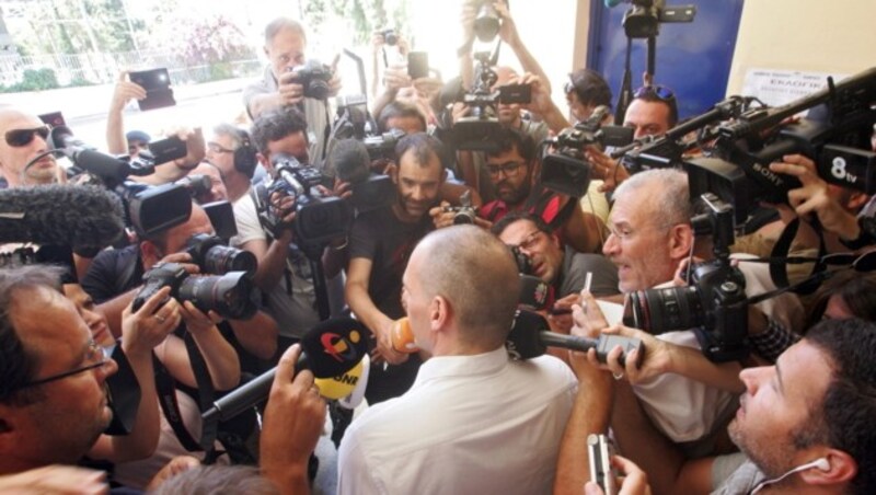 Presseansturm auf Finanzminister Varoufakis (Bild: APA/EPA/ALEX BELTESX)