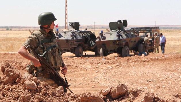 Türkische Soldaten an der Grenze zu Syrien (Bild: APA/EPA/STR)