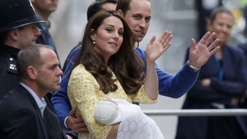 Kate und William mit ihrer kleinen Prinzessin (Bild: AP)