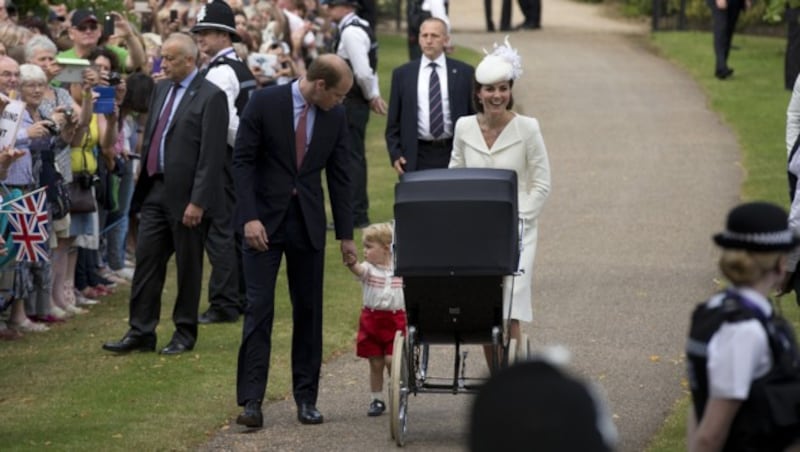 Prinz William, Herzogin Kate mit Söhnchen George und Prinzessin Charlotte am Weg zur Taufe (Bild: AP)