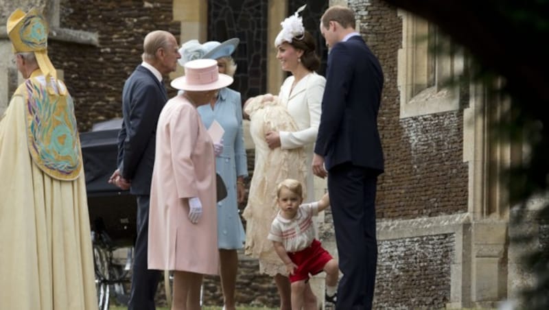 Vier Generationen: Queen Elizabeth, Prinz Philip, (Stief-)Mama Camilla, Kate, William und die Kids (Bild: AP)