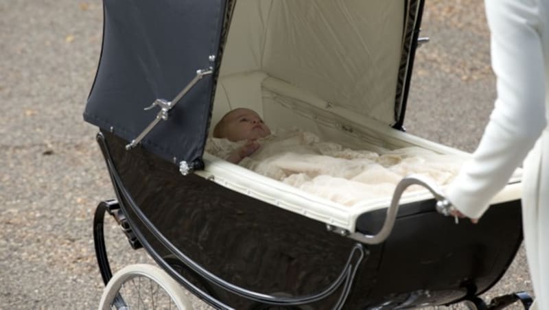 Prinzessin Charlotte bei ihrer Taufe in einem Kinderwagen der Marke Silver Cross (Bild: AP)