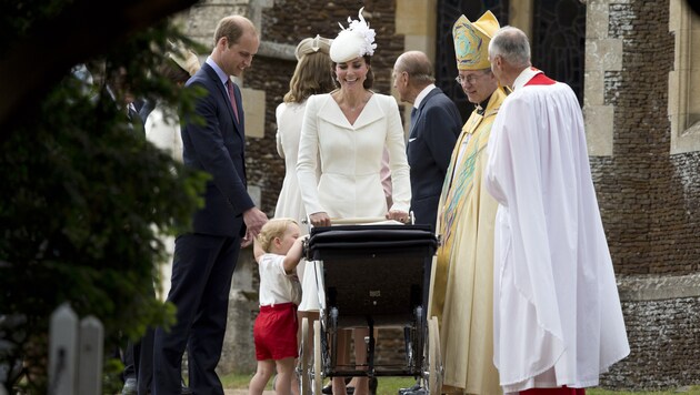 Prinz George will noch einmal schnell schauen, ob mit Schwesterchen Charlotte alles in Ordnung ist. (Bild: AP)