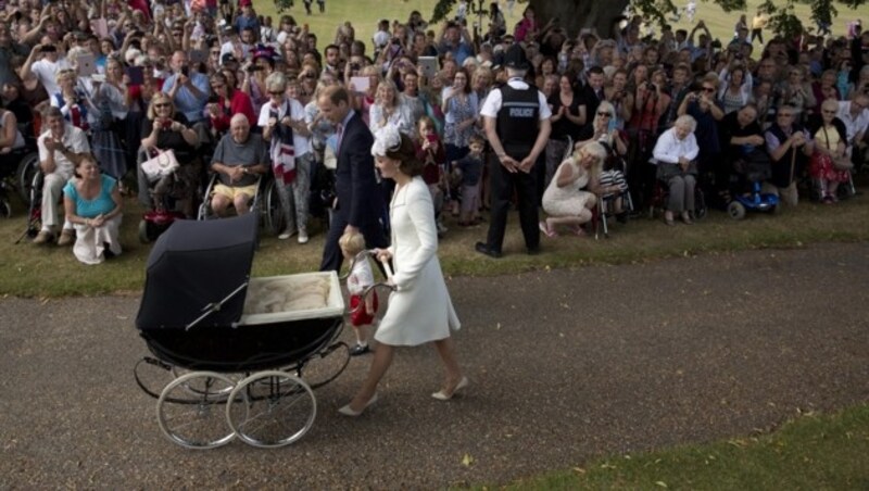 Prinz William, Herzogin Kate mit Söhnchen George und Prinzessin Charlotte am Weg zur Taufe (Bild: AP)