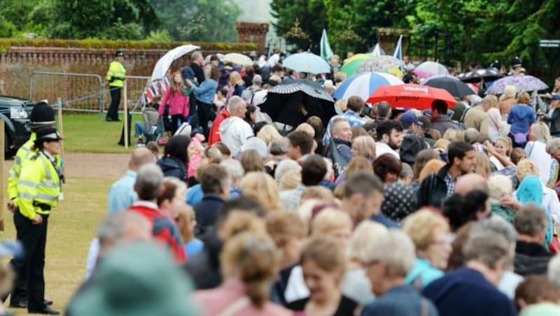 Auch zahlreiche Zaungäste waren erschienen. (Bild: AP)