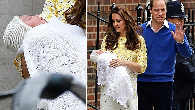 Kate und William zeigen ihre kleine Tochter. (Bild: AP)