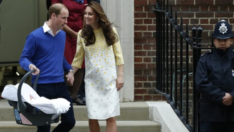 Hand in Hand trugen William und Kate ihre kostbare Babyfracht zum Auto. (Bild: AP)