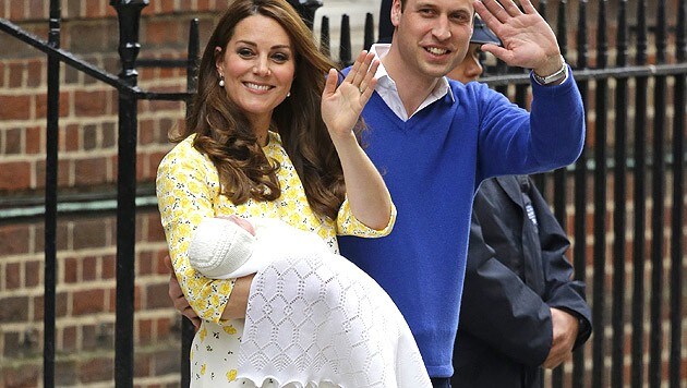 Kate und William vor dem St. Mary‘s Hospital mit Prinzessin Charlotte (Bild: AP)