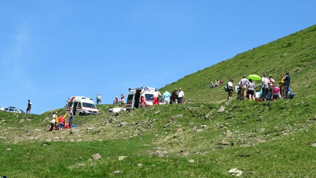 Neben den Flugrettern versorgten ein Notarzt und die Belegschaften zweier Rettungswagen die Opfer (Bild: ÖAMTC)