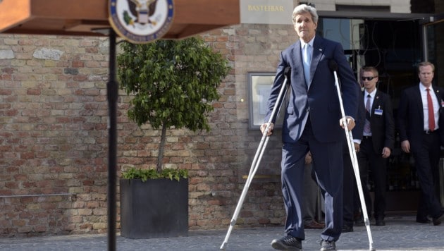 US-Außenminister Kerry geht nach seinem Radunfall in der Schweiz noch auf Krücken. (Bild: APA/HANS PUNZ)