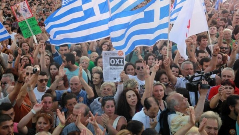 Zehntausende Menschen auf dem Syntagma-Platz, immer wieder Griechenland-Fahnen und "Oxi"-Plakate (Bild: AP)