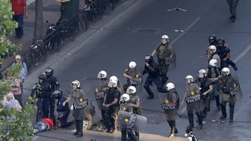 Einige vermummte Störenfriede mussten von der Polizei zur Räson gebracht werden. (Bild: AP)