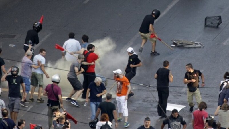 Vereinzelt musste die Polizei mit Tränengas auf gewaltbereite Gruppen reagieren. (Bild: AP)