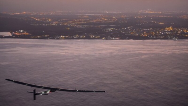 Anflug auf den Flughafen von Kalaeloa im Morgengrauen (Bild: APA/EPA/SOLAR IMPULSE/JEAN REVILLARD/REZO/HANDOUT)