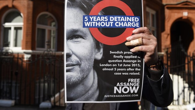 Demonstration für das Fallenlassen des Haftbefehls gegen Julian Assange in London (Bild: APA/EPA/FACUNDO ARRIZABALAGA)