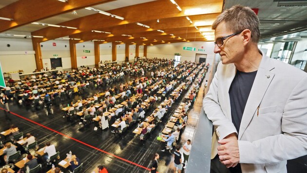 Vize-Rektor Peter Loidl hatte beim Aufnahmeverfahren alles im Blick. (Bild: Christof Birbaumer/Kronenzeitung)