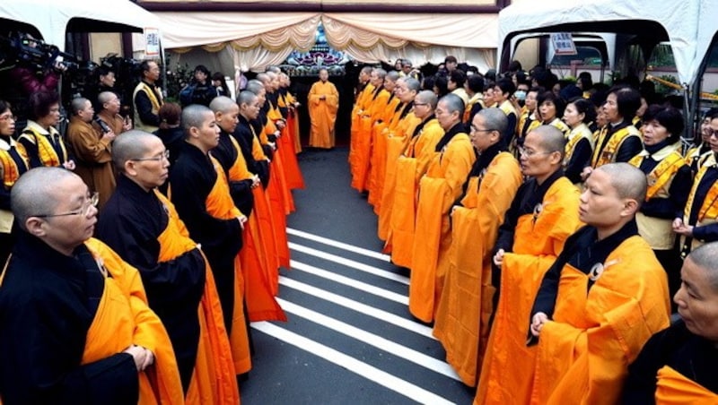 Buddhistische Mönche beteten an der Absturzstelle für die Opfer. (Bild: APA/EPA/DAVID CHANG)