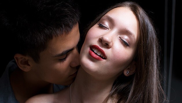 46 Prozent der Frauen werden am liebsten im Nacken geküsst, bis sich die Härchen aufstellen. (Bild: thinkstockphotos.de)