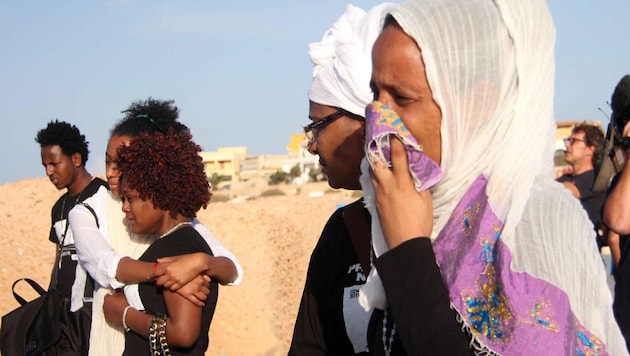 Angehörige der ertrunkenen Flüchtlinge trauern auf Lampedusa. (Bild: APA/EPA/FRANCO LANNINO)