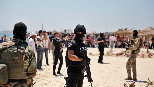 Die Polizeipräsenz am Strand und in Sousse wurde massiv verstärkt. (Bild: APA/EPA/STR)