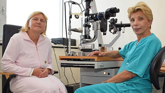 Susanne Binder (rechts) mit ihrer Patientin (Bild: APA/MIERAU)