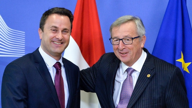 Der luxemburgische Premier Xavier Bettel (links) und sein Landsmann Jean-Claude Juncker (Bild: APA/EPA/STEPHANIE LECOCQ)