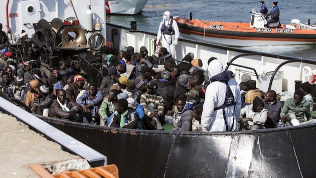 Bootsflüchtlinge in Italien (Bild: APA/EPA/FRANCESCO ARENA)