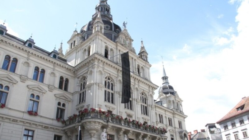 Die schwarze Flagge weht am Grazer Rathaus. (Bild: Christian Jauschowetz)