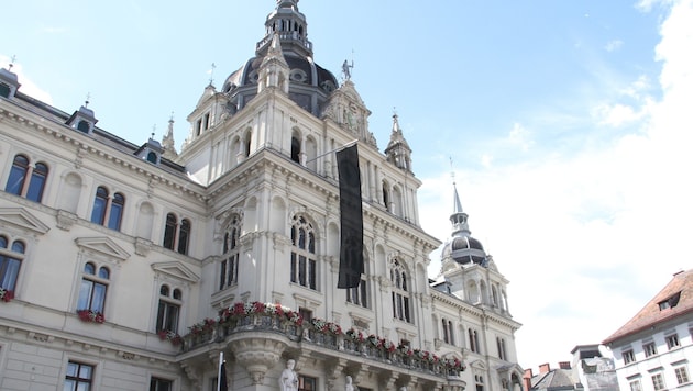 Die schwarze Flagge weht am Grazer Rathaus. (Bild: Christian Jauschowetz)