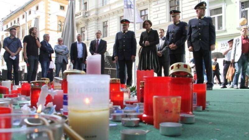 Die damalige Innenministerin Johanna Mikl-Leitner und die Polizei-Spitze an einem der Tatorte (Bild: Christian Jauschowetz)