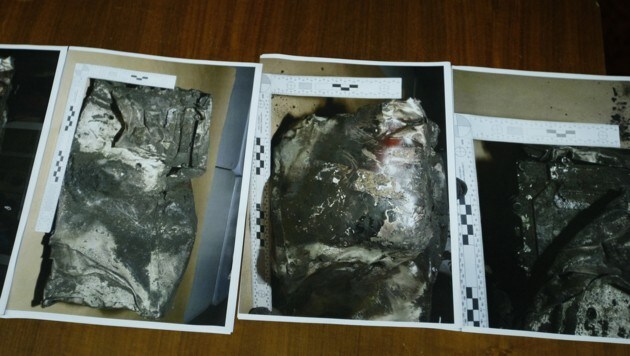 Fotos zeigen den gefundenen zweiten Flugdatenschreiber des abgestürzten Airbus. (Bild: AP)
