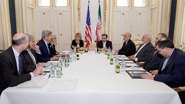 Die Atom-Verhandler in Wien, darunter US-Außenminister Kerry und sein iranischer Kollege Zarif (Bild: APA/EPA/US Department of State/Handout)