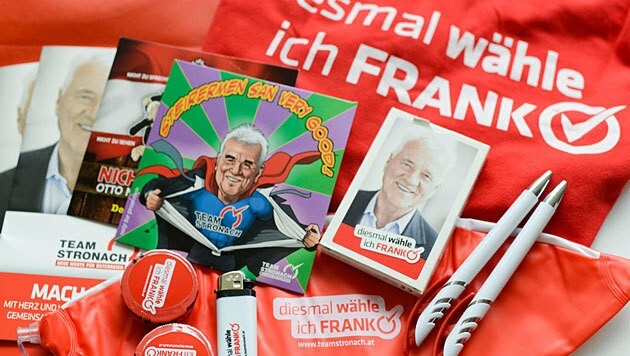 Geschenke des Team Stronach für den Wahlkampf 2013 (Bild: APA/Philomena Wolfingseder)