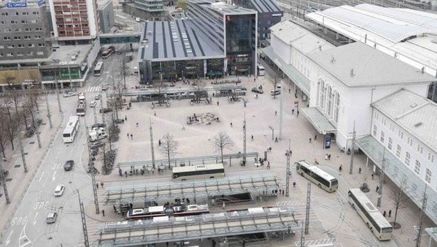 Der Vorplatz des Hauptbahnhofs Salzburg aus der Vogelperspektive (Bild: Markus Tschepp)